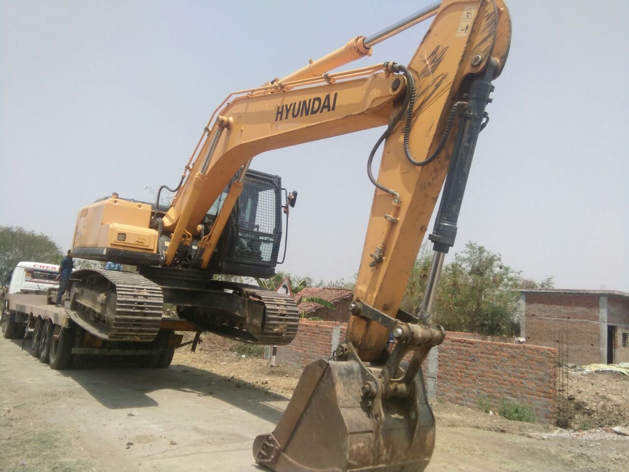 R210 HYUNDAI EXCAVATOR AVAILABLE  FOR RENT 